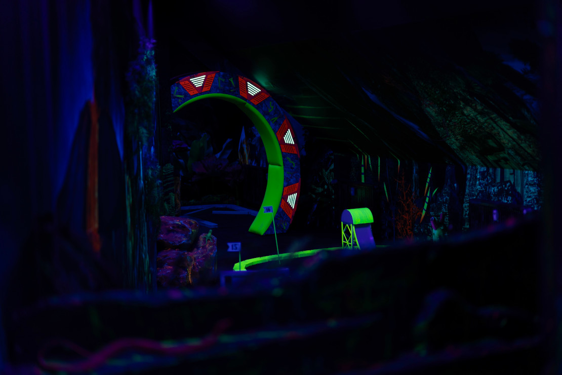 Schwarzlicht-Minigolf