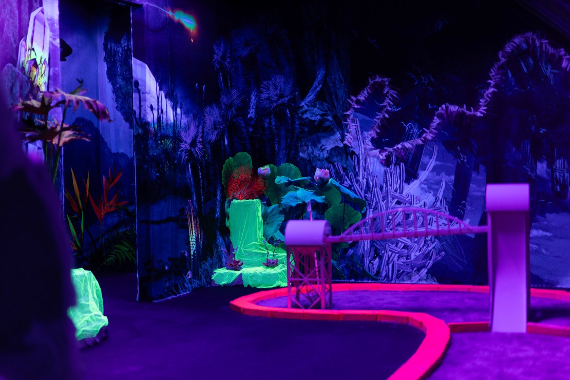 Schwarzlicht-Minigolf