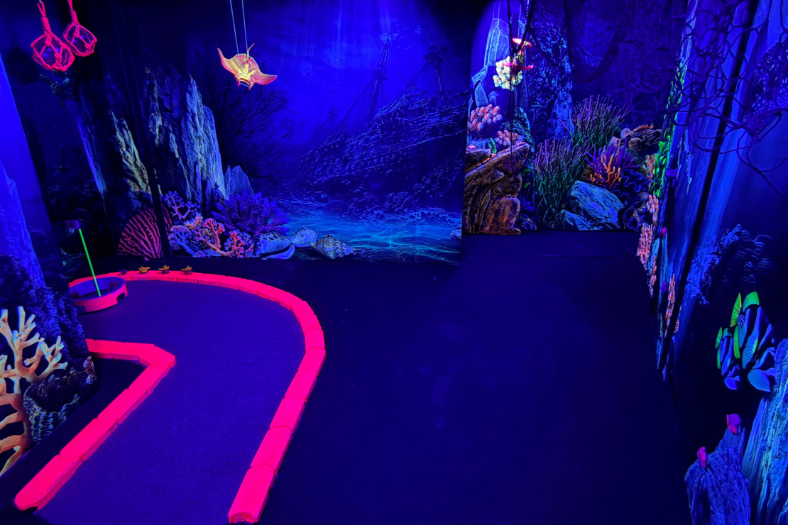 Schwarzlicht-Minigolf