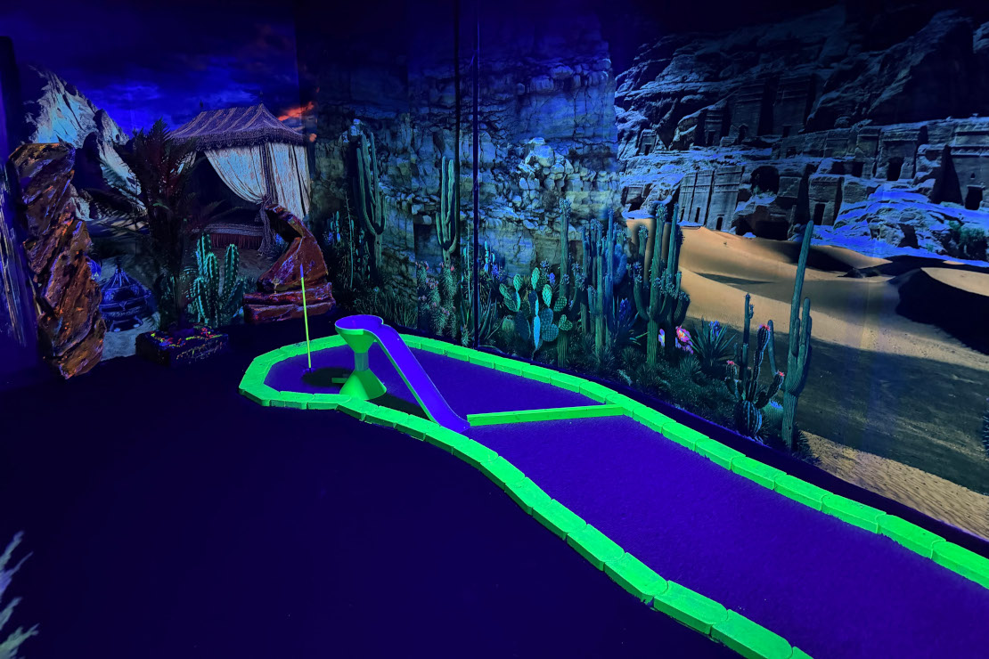 Schwarzlicht-Minigolf