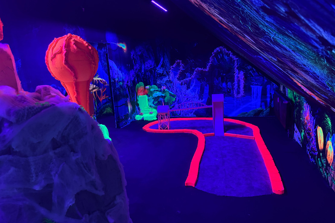 Schwarzlicht-Minigolf