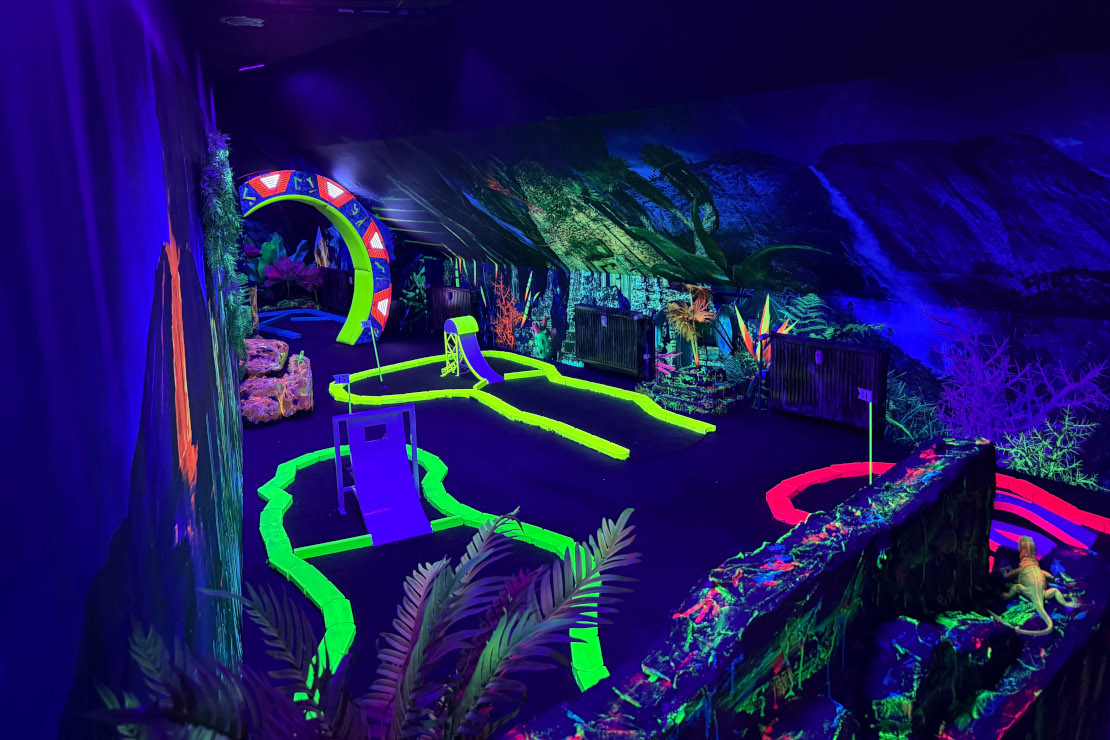 Schwarzlicht-Minigolf