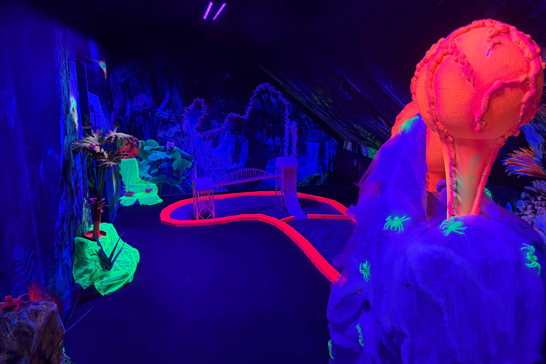 Schwarzlicht-Minigolf